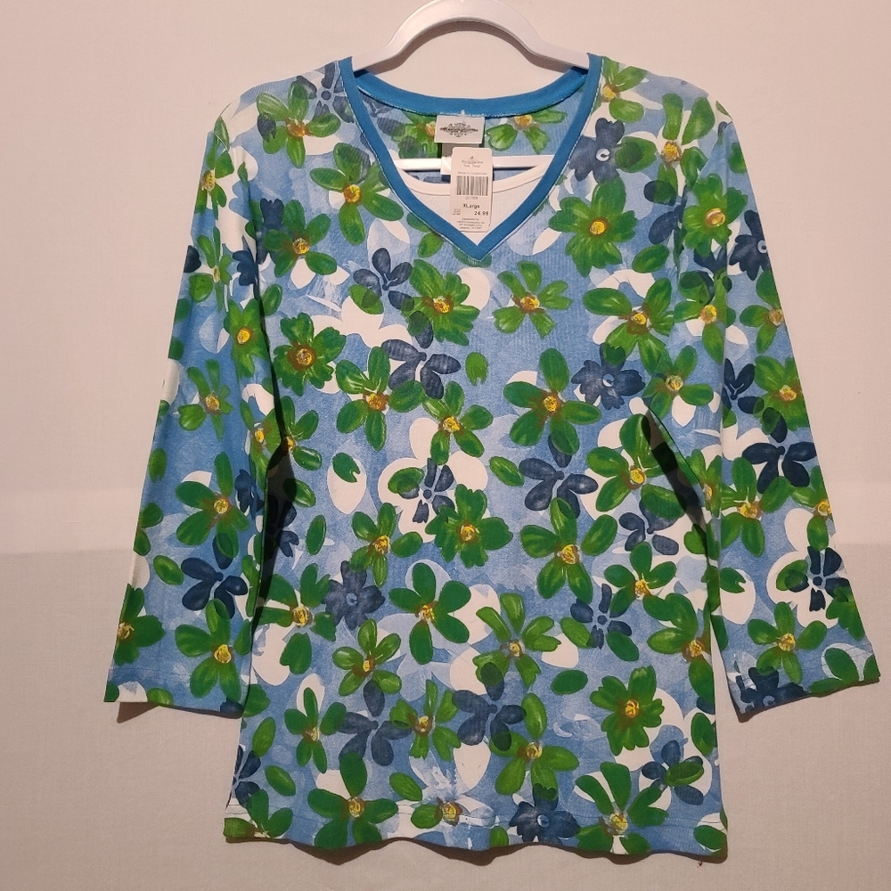 Studio Collection Floral V Neck TeeSize XL